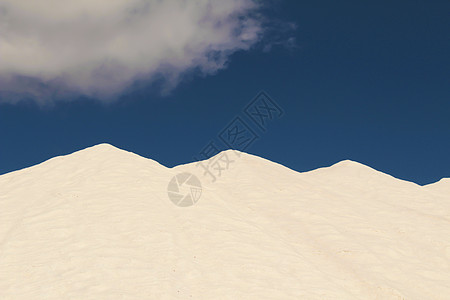 蓝色天空下的盐山天空旅游山脉农村阳光盐场假期盐水场景旅行图片