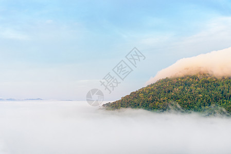 Khao Kho村山谷的雾风景场景热带顶峰薄雾橙子旅游蓝色旅行阳光图片