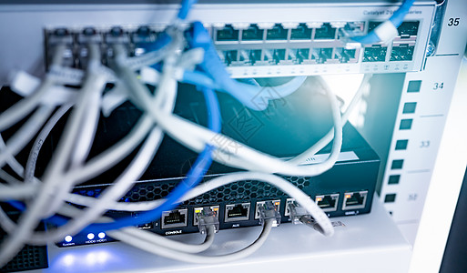 云计算机数据中心的网络交换机和以太网电缆 用于计算机的互联网路由器 Wifi 插头 网络枢纽 通信网络无线 机架中的网络交换机和以太网光背景