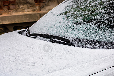 雪在车上 挡风玻璃擦拭器与雪特写驾驶暴风雪车辆蓝色磨砂窗户运输冰镇雪花气候图片
