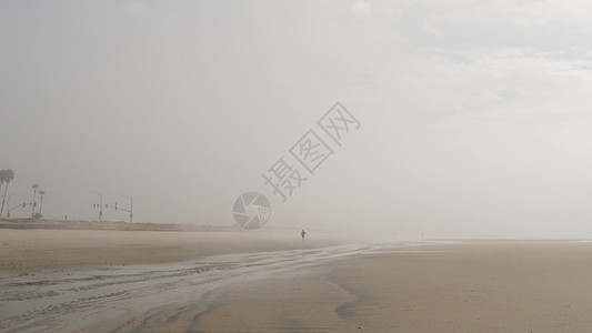 沙滩有薄雾的海滩加利福尼亚美国 太平洋海岸在海岸的浓雾 乳白色雾霾雾霾海岸线沿岸支撑阴霾空气天空烟雾气氛天气能见度图片