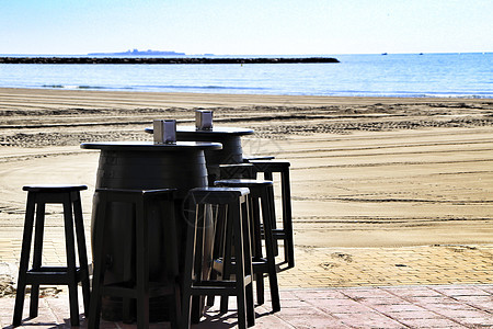 圣波拉海滩上带有露台的酒吧旅游沿海桌子阳台海洋餐厅咖啡店椅子家具假期图片