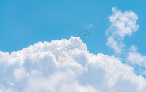 蓝天上蓬松的白云 触感柔软如棉 白色蓬松的云景 自然之美 特写白色积云纹理背景 晴天的天空 纯洁的白云空气天气日光季节气象棉布墙图片