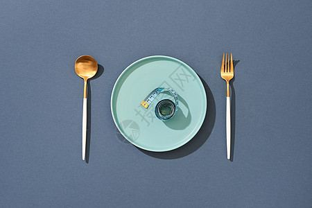 装有胶带 刀和叉子的空板 在彩色桌子上吃食物环境勺子盘子刀具金属用具午餐厨房餐厅厨具图片
