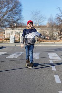 在沥青游乐场玩花样的滑板男孩 青少年滑板男孩诡计休闲装男生街道行动微笑男性青年潮人滑冰图片