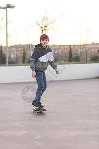 在沥青游乐场玩花样的滑板男孩 青少年滑板男孩运动男性男生溜冰者闲暇行动城市娱乐潮人童年图片