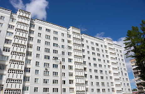 从下面看一栋带美丽阳台的现代多层建筑的正面销售建筑学住房景观摩天大楼公寓多层城市财产天空图片