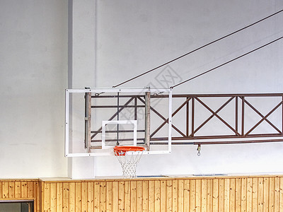 篮球透明的后板和篮子在健身房里图片