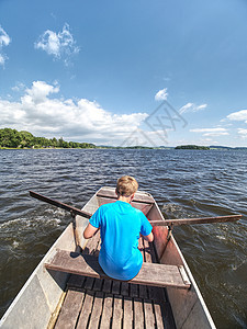 蓝色男孩 腿上有救生衣 在船上漂浮稻草钓鱼童年夫妻人员乐趣阳光男人男生活动图片