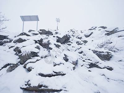 与岩石地形相近 有新鲜的粉雪 隐藏在浓雾中的风景山峰船尾野生动物荒野登山天空薄雾地平线云杉冰川图片