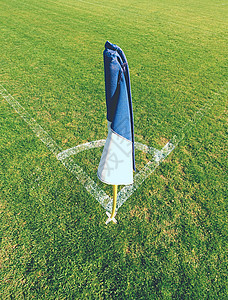 足球操场角落的白蓝旗 懒惰风吹竞赛游戏运动横幅旗帜边界地面场地体育场团队图片