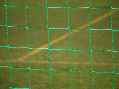 足球网的细节反对体育场上的绿草 选择性聚焦操场支持者沥青足球战略地面团队公园网格法庭图片