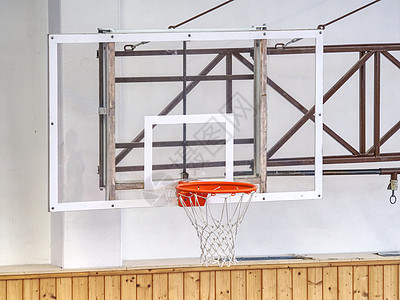 篮子篮子在架子上 有篮球板的学校健身房背景图片
