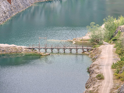 蓝色湖 有木制旅游通道的冰冷水上桥天空地标运动环境石头山脉峡谷悬崖远足太阳图片