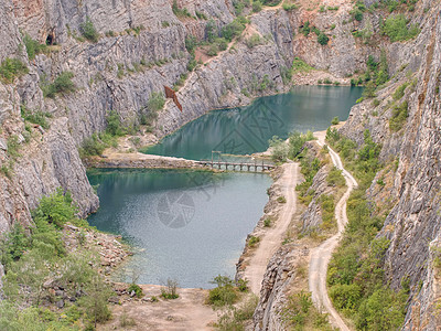 是水泥生产的多洛米采石场公园石灰石蓝色地球海藻木桥假期地标生态洞穴图片