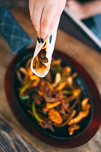 美味的玉米饼加料餐厅盘子美食食物蔬菜旅行烹饪白色午餐旅游图片