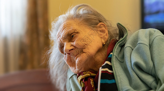 非常年老的疲累妇女孤独祖母思维退休灰色房子寂寞成人老年女性图片
