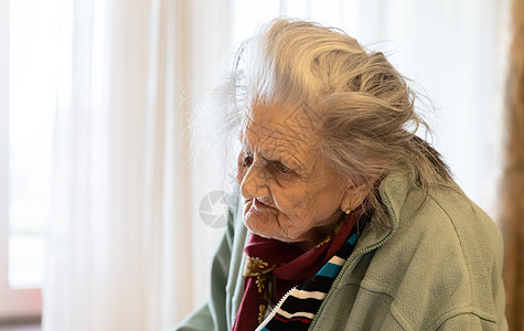 非常年老的疲累妇女失智祖母房子思维女士灰色退休孤独老年寂寞图片