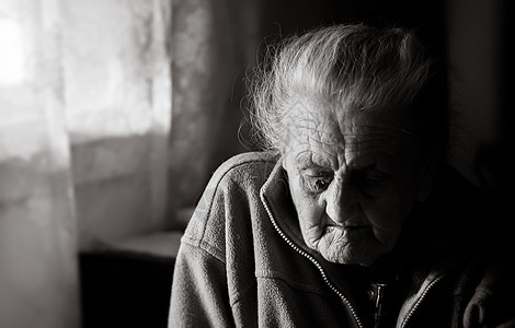 非常年老的疲累妇女桌子成人女士孤独头发思维寡妇退休窗户老年图片