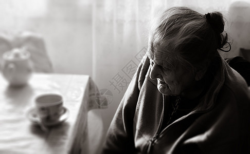 非常年老的疲累妇女成人女士老年长老窗户女性皱纹厨房孤独退休图片