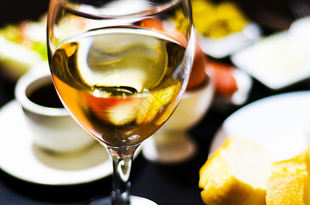 酒杯中的白葡萄酒 木制桌上有开胃菜 一套起首器 用一杯红酒放松整理白酒酒吧小吃器皿用餐精神玻璃菜单起动机图片