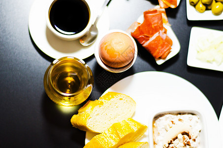 早餐 鸡蛋煎蛋 新鲜面包 健康食品和清晨美味食物盘子营养持有者桌子咖啡饮食美食陶瓷小吃橙汁图片