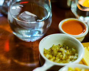 配有不同小部分的开胃菜 健康和美味的点心熟食派对乡村酒吧食物美食陶瓷制品蔬菜午餐图片
