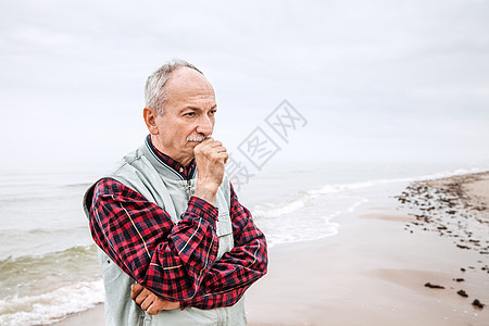 坐在沙滩上深思熟虑的老人假期海洋男人闲暇旅行平衡天空老年成人幸福图片