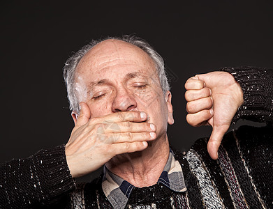 老年男子男人痛苦压力担忧男性疼痛疾病挫折拇指伤害图片