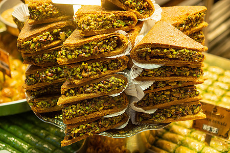 传统的土耳其甜点 kadayif 在糖浆中烘烤的切碎面团和碎坚果爱好者美食食物糖果奢华脚凳火鸡烹饪奶油糕点背景图片