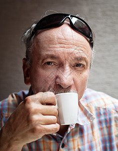 老男人喝咖啡 喝咖啡饮料男性灰色咖啡喜悦快乐退休老年杯子祖父图片