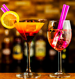 以各种酒精 糖浆和酒液为基础的美味多彩的饮料 是酒保工作的独特效果柠檬热带果汁吸管菠萝苏打派对覆盆子酒吧冰块图片