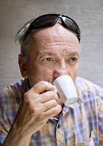 老男人喝咖啡 喝咖啡杯子灰色快乐白色退休男性饮料祖父咖啡男人图片
