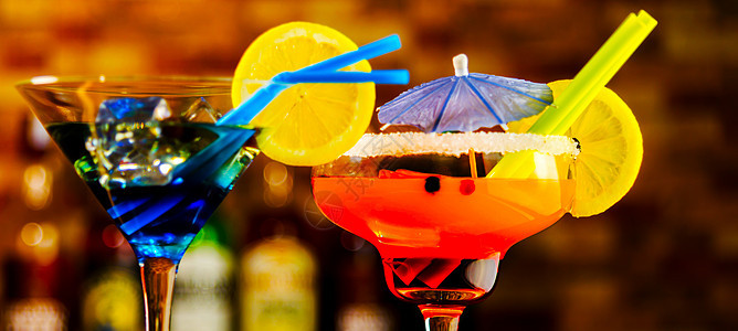 以各种酒精 糖浆和酒液为基础的美味多彩的饮料 是酒保工作的独特效果桌子吸管果汁派对苏打菠萝庆典水果异国覆盆子图片