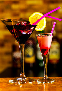 以各种酒精 糖浆和酒液为基础的美味多彩的饮料 是酒保工作的独特效果菠萝果汁苏打热带水果大都会桌子情调庆典派对图片