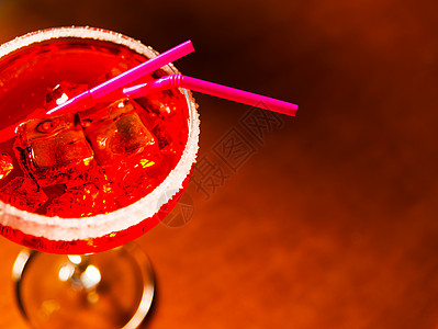 以各种酒精 糖浆和酒液为基础的美味多彩的饮料 是酒保工作的独特效果石榴水果异国橙子冰块柠檬菠萝果汁玻璃覆盆子图片