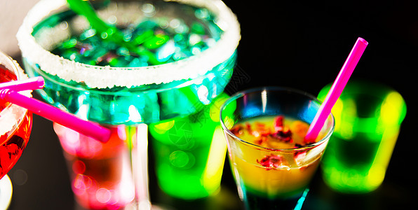 以各种酒精 糖浆和酒液为基础的美味多彩的饮料 是酒保工作的独特效果果汁大都会覆盆子水果桌子酒吧异国橙子玻璃吸管图片
