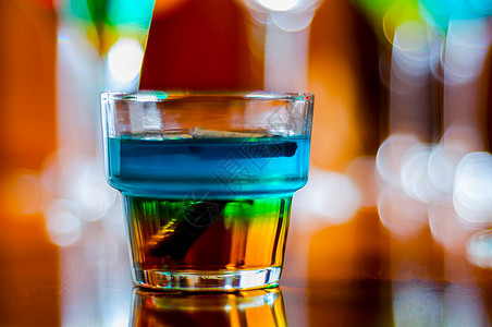 以各种酒精 糖浆和酒液为基础的美味多彩的饮料 是酒保工作的独特效果石榴玻璃果汁桌子水果吸管覆盆子柠檬菠萝热带图片