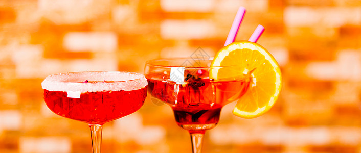以各种酒精 糖浆和酒液为基础的美味多彩的饮料 是酒保工作的独特效果情调菠萝柠檬覆盆子桌子苏打冰块热带石榴果汁图片
