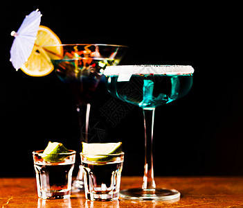 以各种酒精 糖浆和酒液为基础的美味多彩的饮料 是酒保工作的独特效果异国热带苏打橙子柠檬冰块覆盆子情调水果玻璃图片