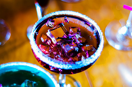 以各种酒精 糖浆和酒液为基础的美味多彩的饮料 是酒保工作的独特效果玻璃异国情调菠萝冰块苏打覆盆子派对橙子热带图片