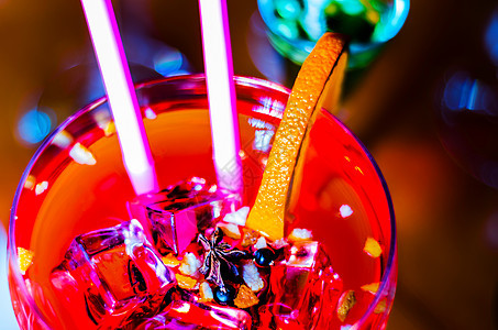 以各种酒精 糖浆和酒液为基础的美味多彩的饮料 是酒保工作的独特效果柠檬果汁桌子冰块覆盆子异国橙子玻璃石榴菠萝图片