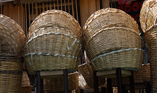 在市场上可以看到空的柳条篮编织手工业传统手工产品野餐生态稻草制品民间图片