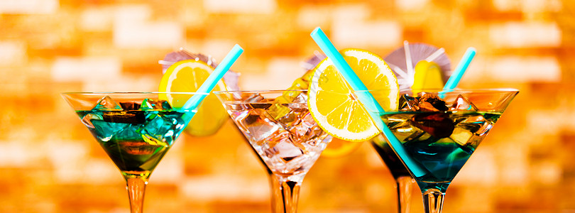 以各种酒精 糖浆和酒液为基础的美味多彩的饮料 是酒保工作的独特效果果汁庆典异国冰块大都会水果橙子派对覆盆子吸管图片