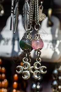 各种颜色和渐强的彩色珠子手工宝石圆圈珠宝宗教红色项链艺术工艺新月图片