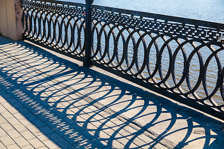 阳光明媚的一天 在河上桥上的金属栏杆下图片