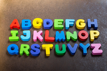 用于学习概念的A B和C木制字母字母字母教育教学学校积木语言公司乐趣孩子们童年知识图片
