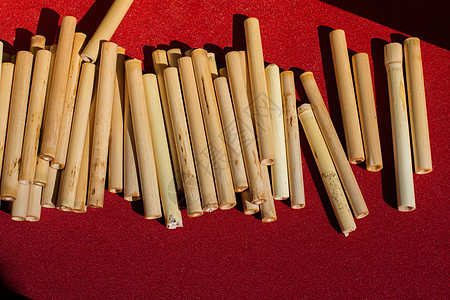 数十个手工制作的竹子长笛在展示中娱乐木管白色市场管道笔记传统棕色文化木头图片