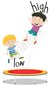 两个男孩在蹦床上低高跳跃图片