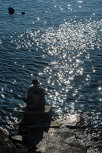 一个人坐在沙滩上思考 自由的放松概念 笑声男人假期回忆旅行手表镜像孤独海滩阳光太阳图片